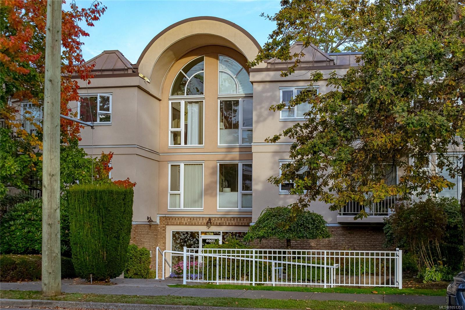201-9905 Fifth St — listing photo 2 of 40