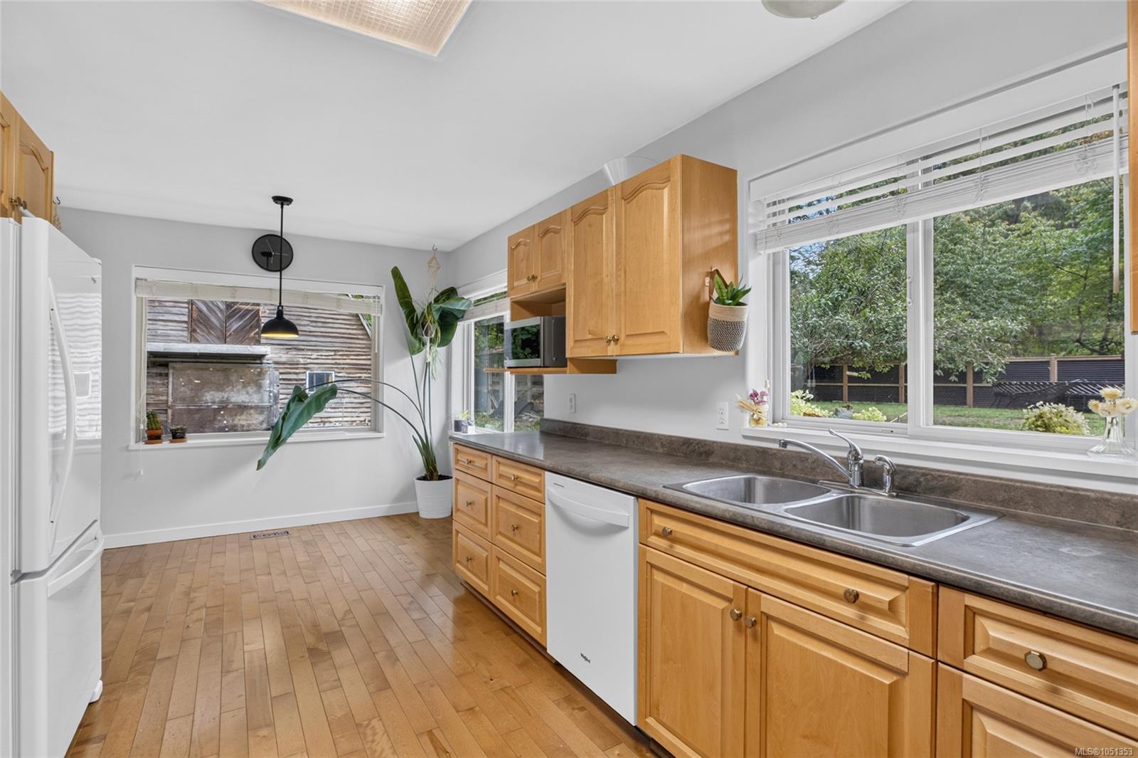 936 Arden Rd — listing photo 4 of 66