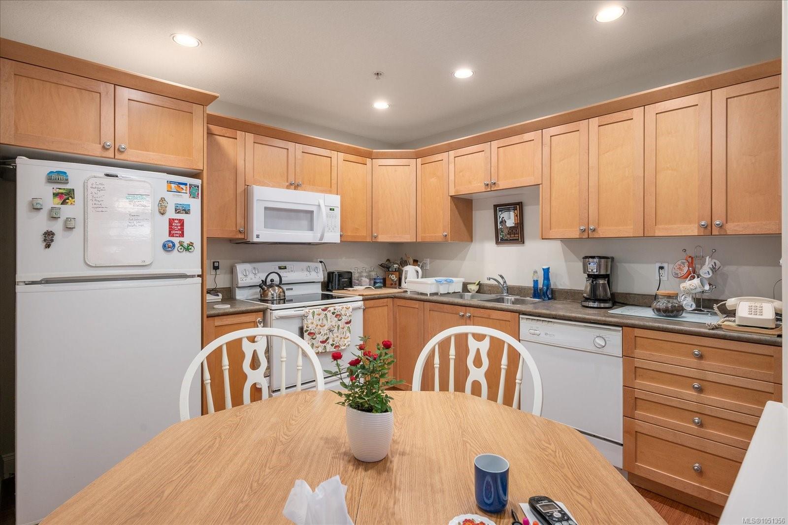 12-340 Young St — listing photo 8 of 29