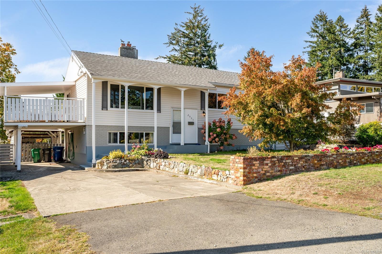 2061 Forest Dr — listing photo 2 of 44