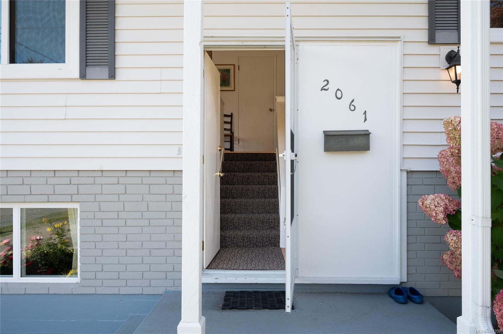 2061 Forest Dr — listing photo 4 of 44
