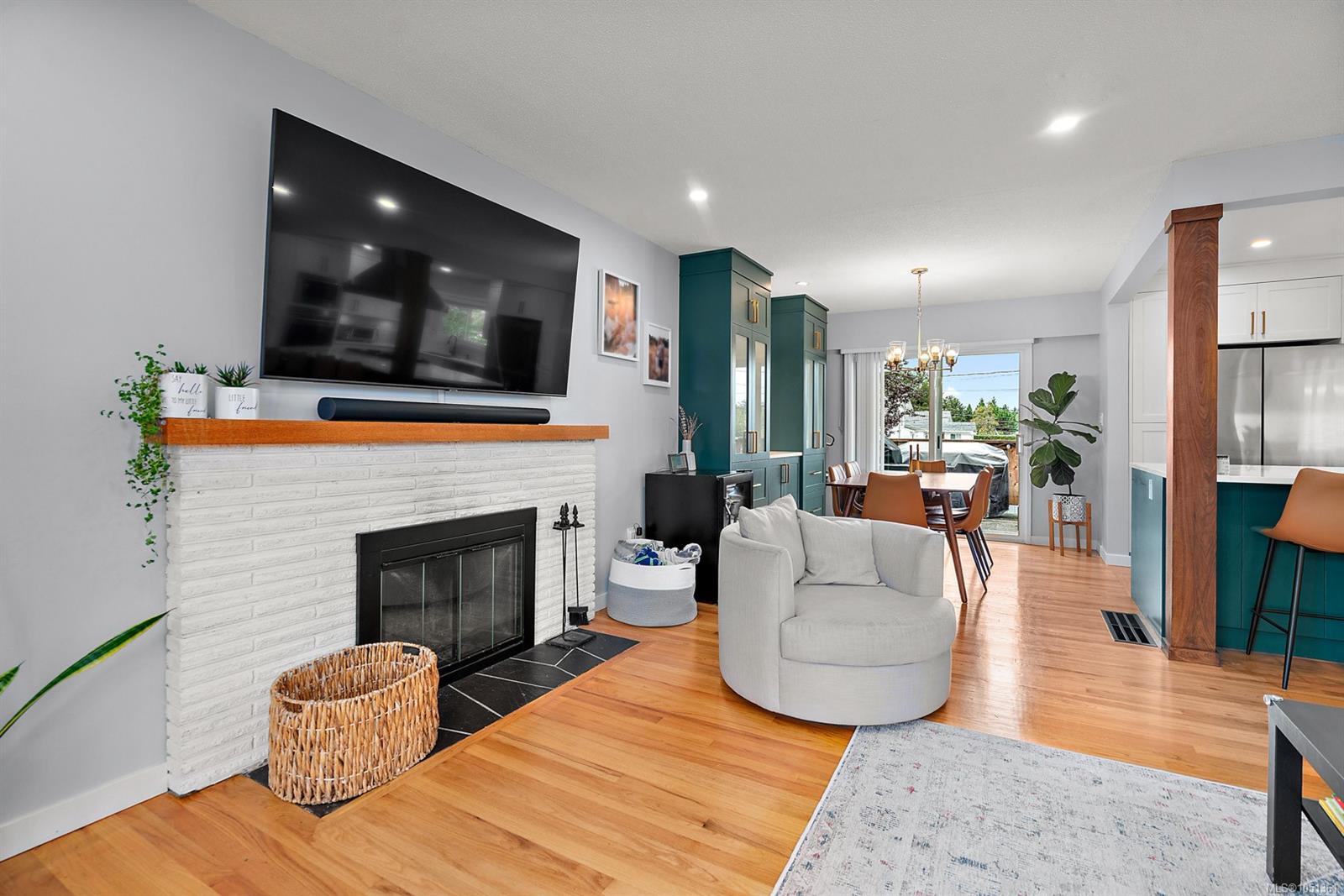 3988 Larchwood Dr — listing photo 12 of 44