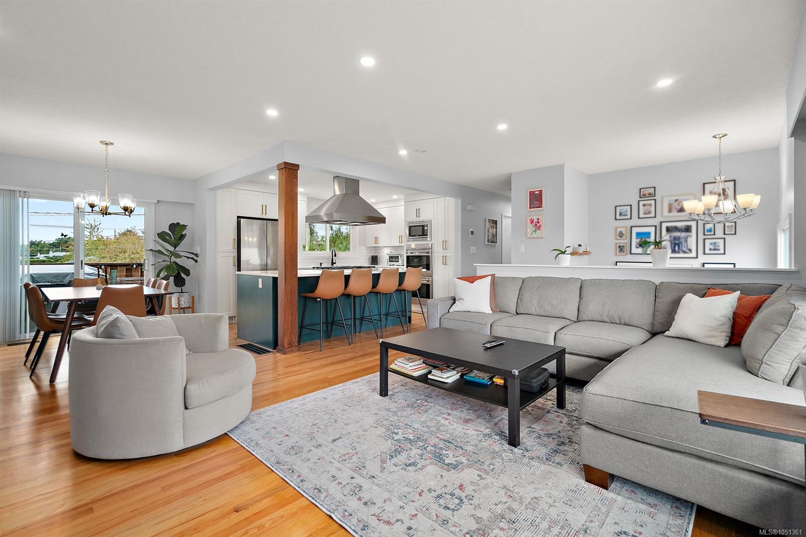 3988 Larchwood Dr — listing photo 13 of 44