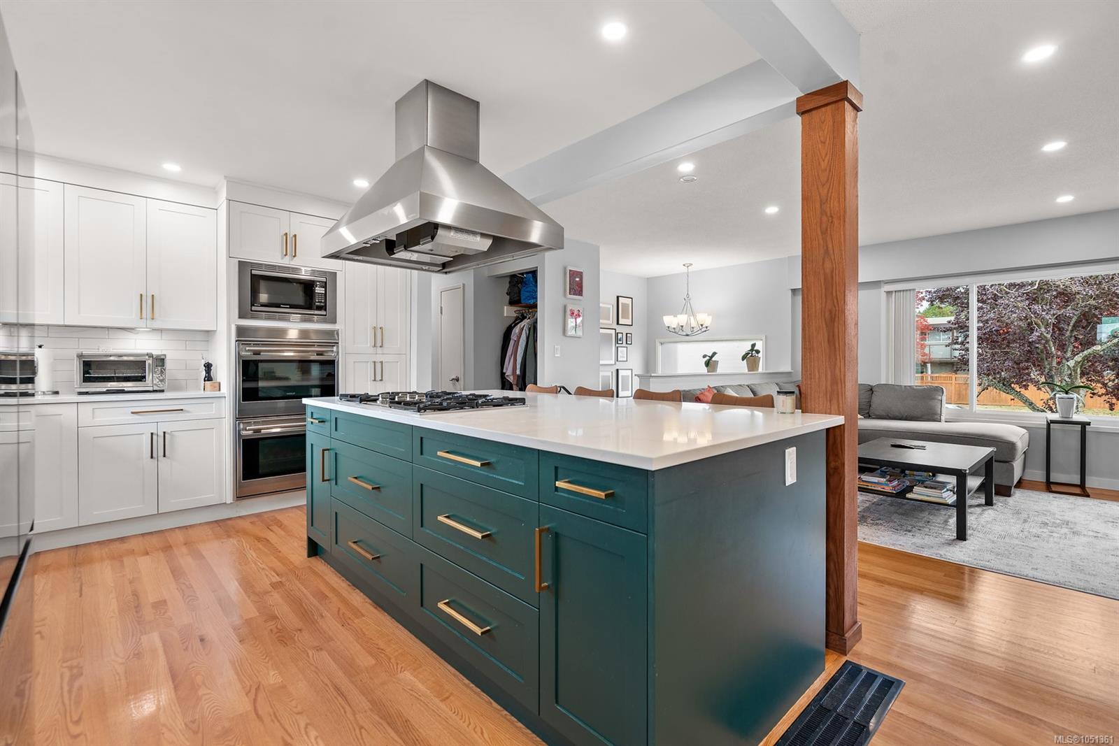 3988 Larchwood Dr — listing photo 3 of 44