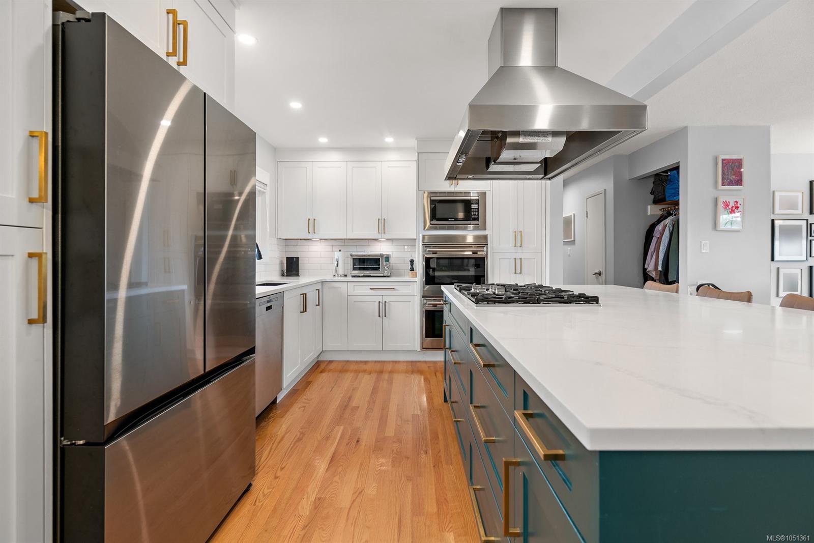 3988 Larchwood Dr — listing photo 4 of 44
