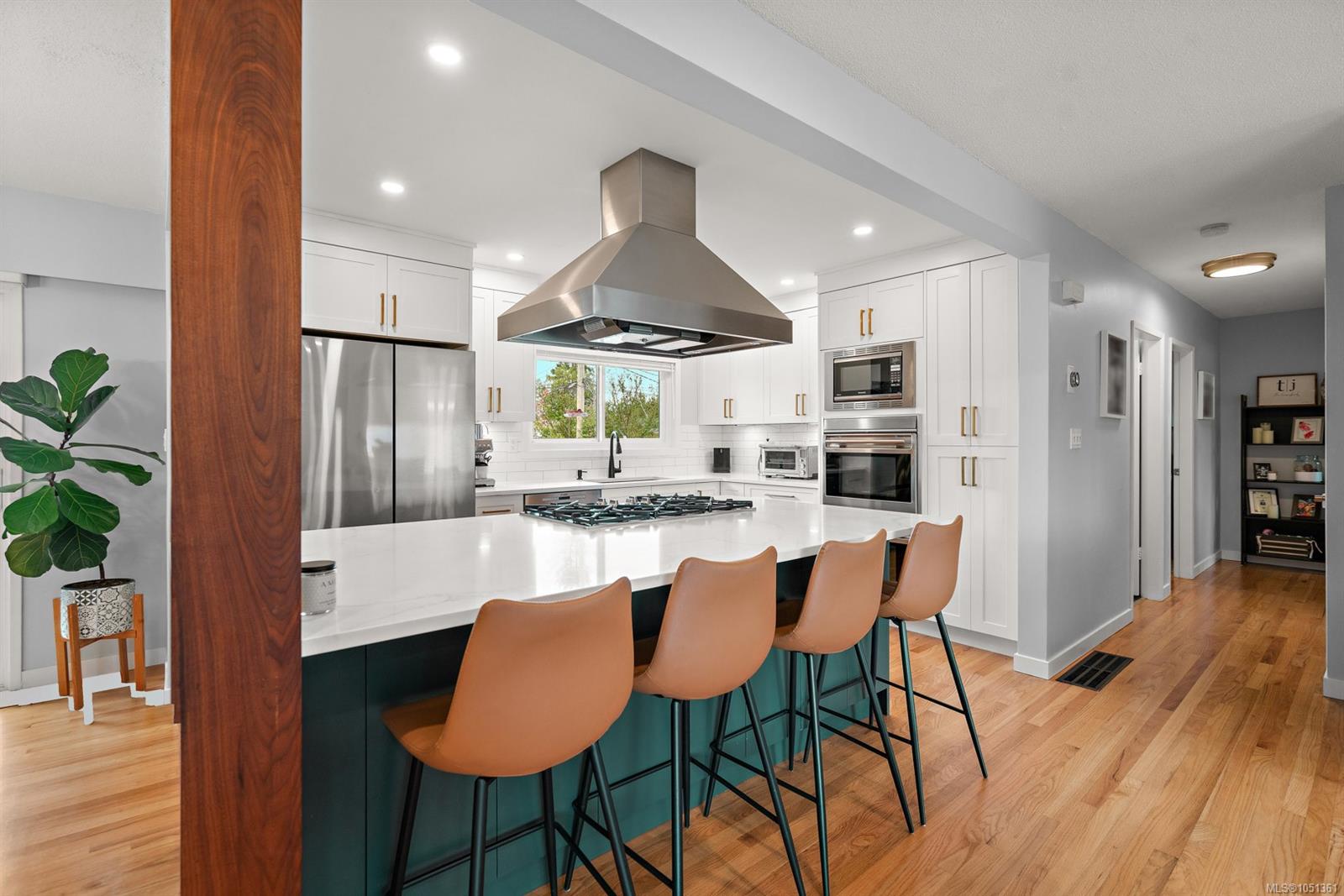 3988 Larchwood Dr — listing photo 7 of 44