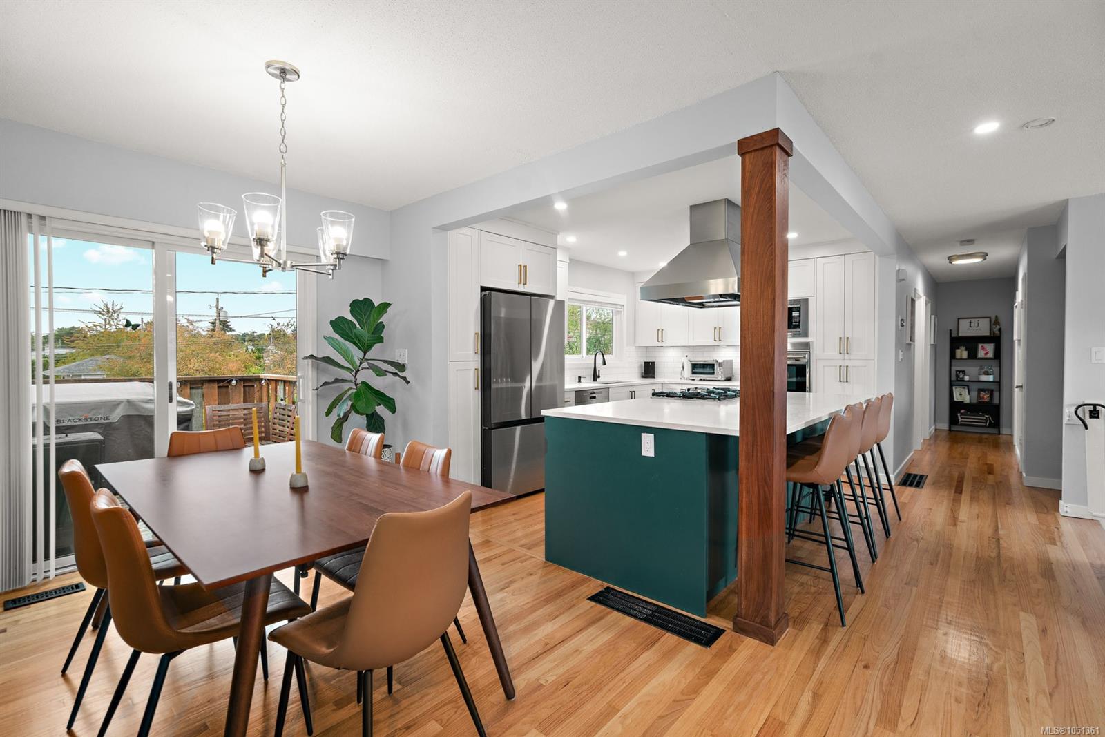 3988 Larchwood Dr — listing photo 9 of 44