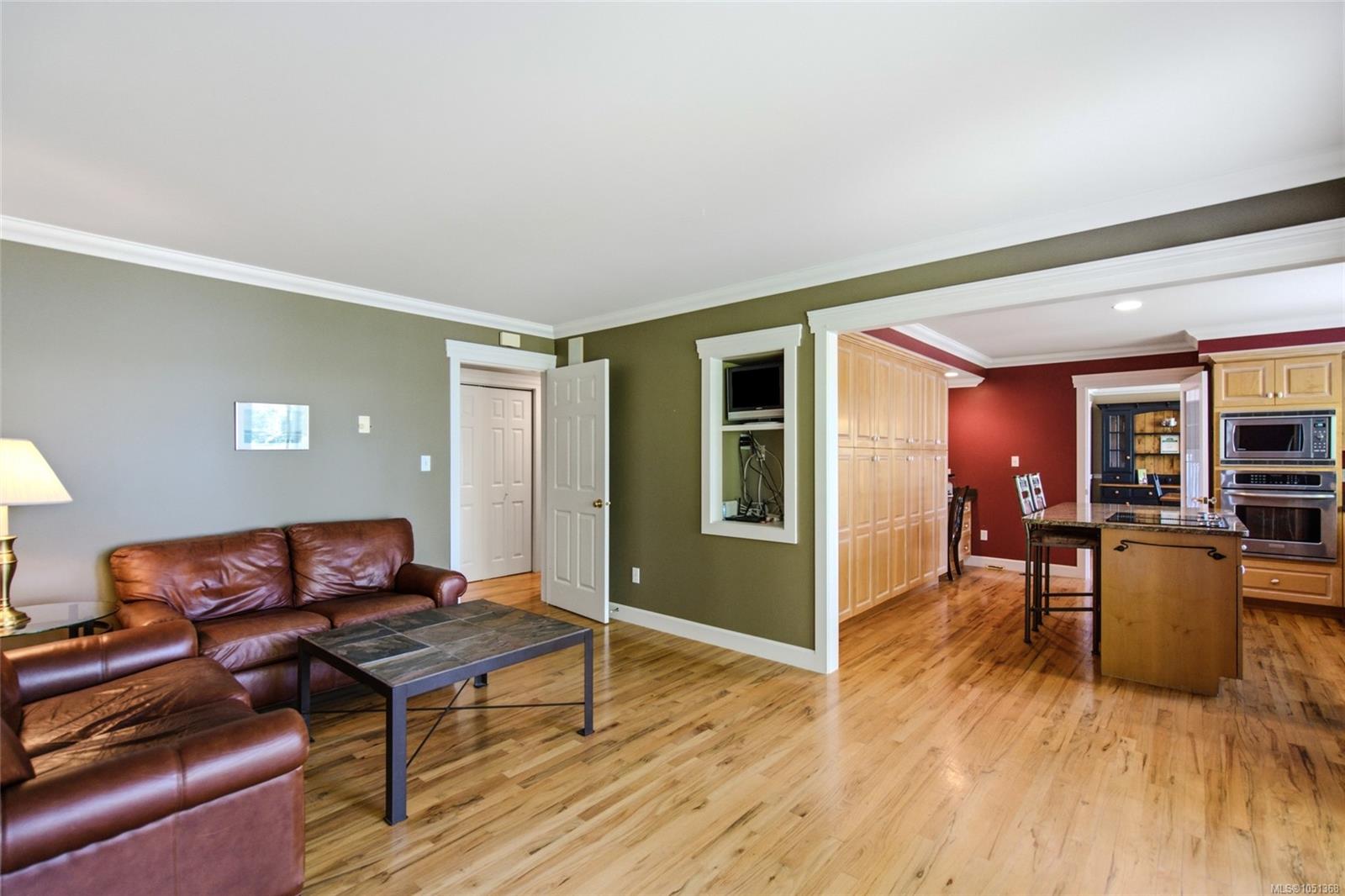 302 Roland Rd — listing photo 14 of 57