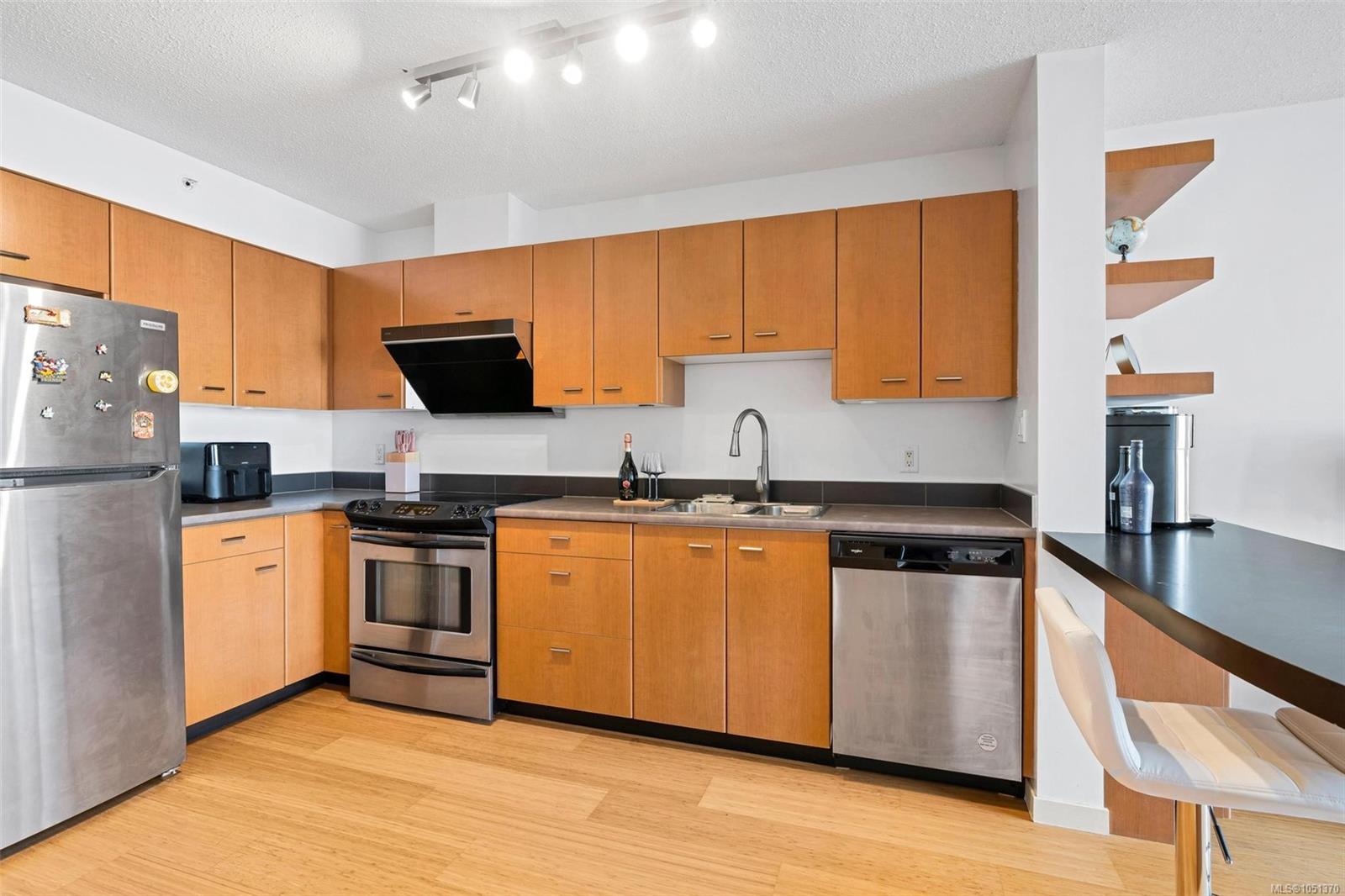 1001-751 Fairfield Rd — listing photo 11 of 35