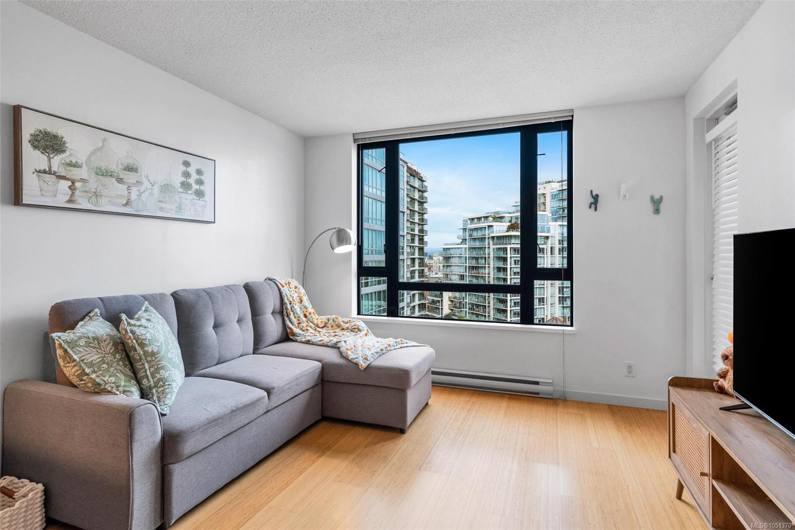 1001-751 Fairfield Rd — listing photo 4 of 35