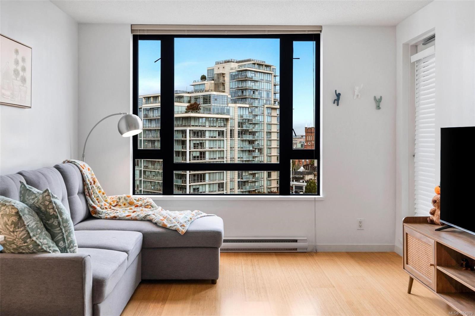 1001-751 Fairfield Rd — listing photo 5 of 35