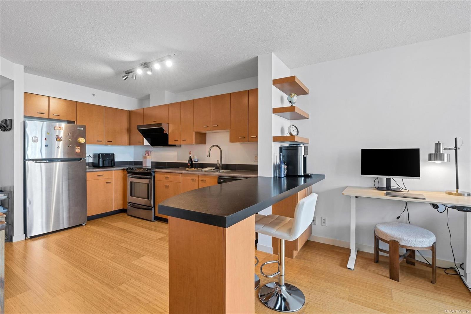 1001-751 Fairfield Rd — listing photo 10 of 35