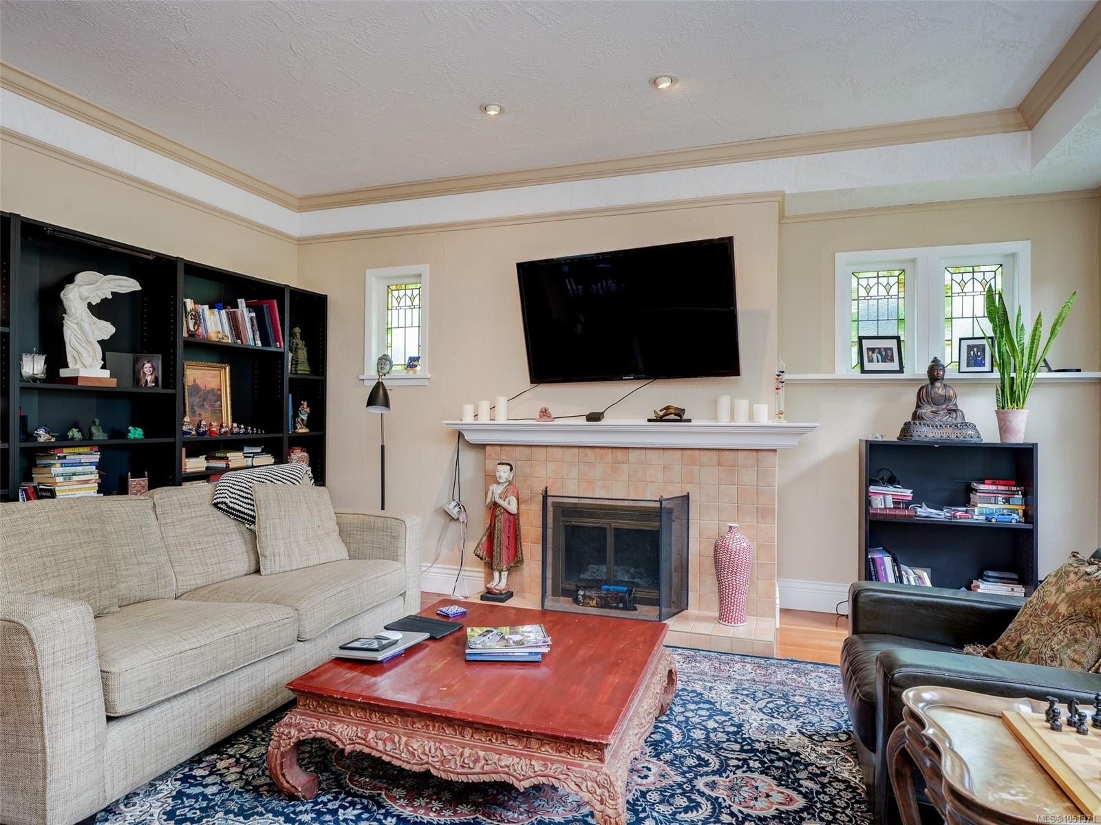 1240 Victoria Ave — listing photo 3 of 25