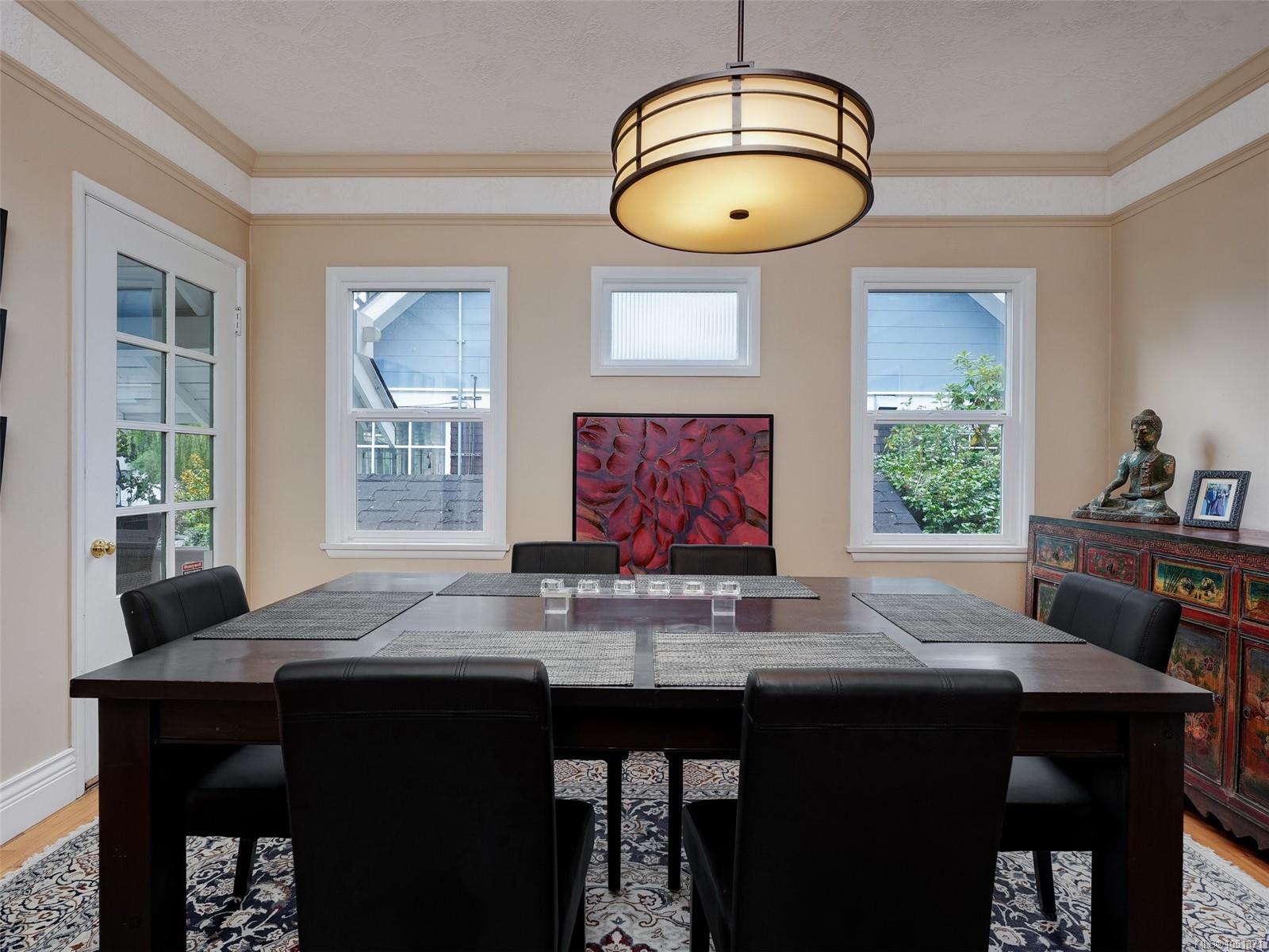1240 Victoria Ave — listing photo 5 of 25