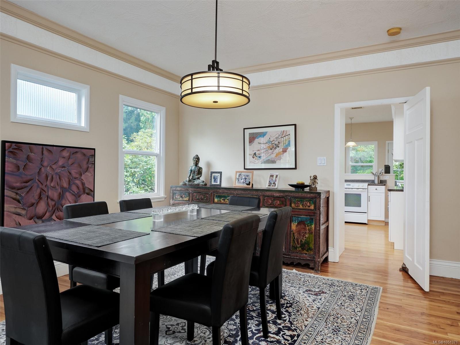 1240 Victoria Ave — listing photo 6 of 25