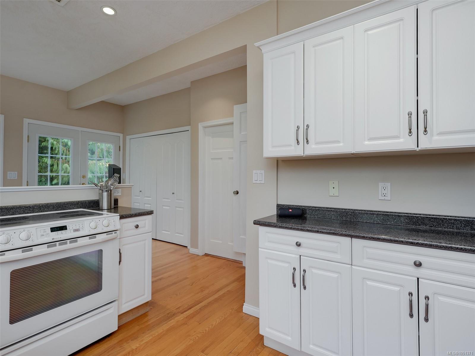 1240 Victoria Ave — listing photo 8 of 25