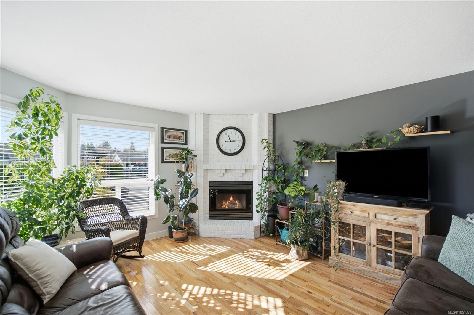 878 Temple St — listing photo 4 of 50
