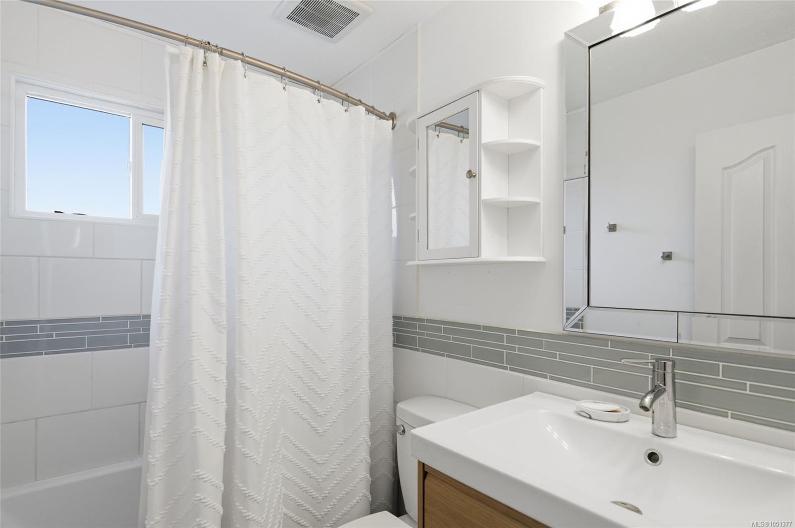 878 Temple St — listing photo 10 of 50