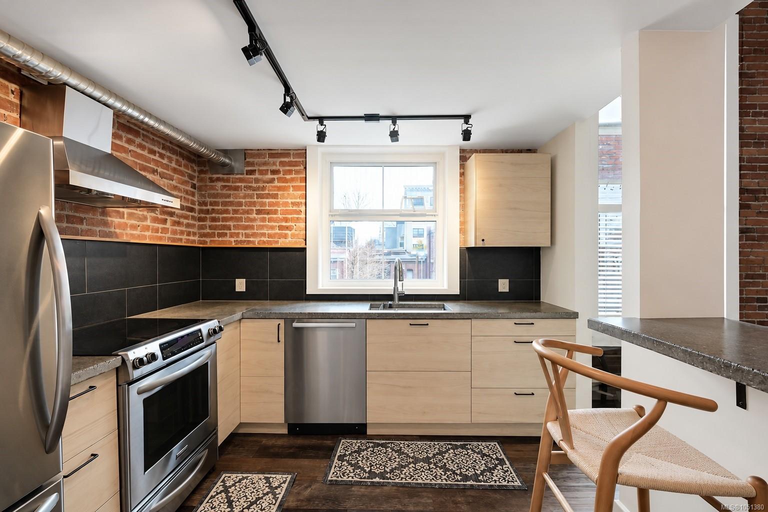 302-1407 Government St — listing photo 13 of 41