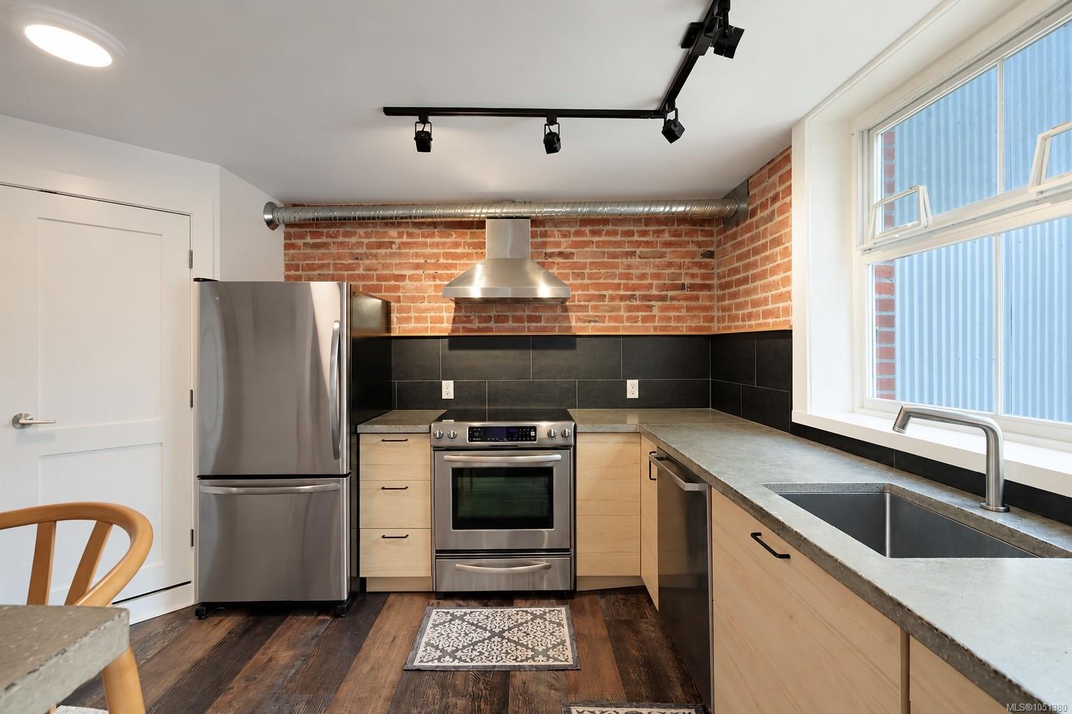 302-1407 Government St — listing photo 10 of 41
