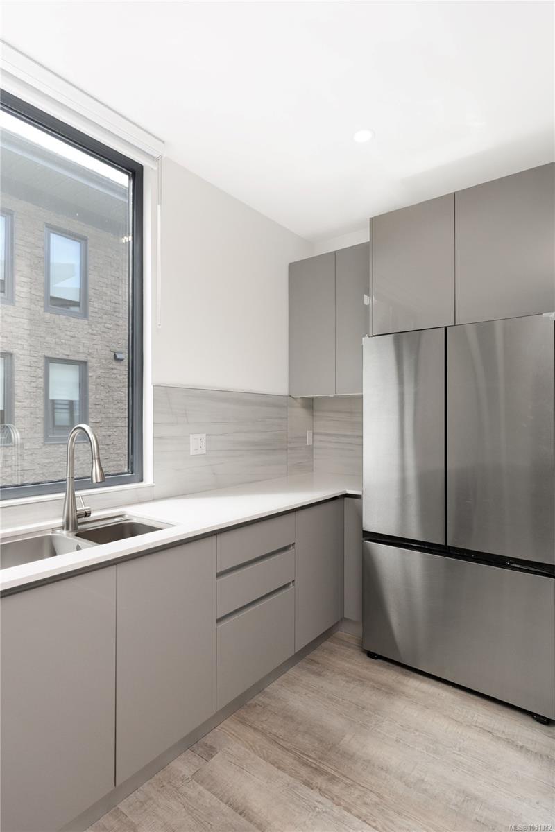 114-916 Orono Ave — listing photo 12 of 36