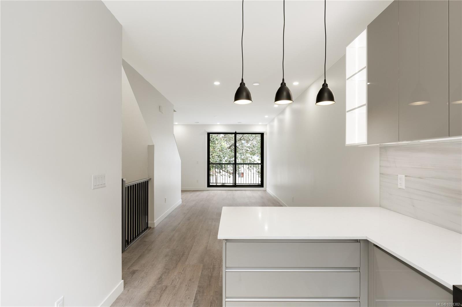 114-916 Orono Ave — listing photo 13 of 36