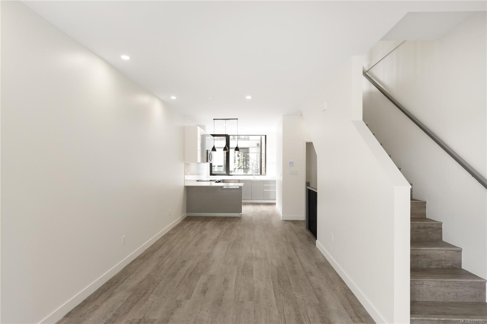 114-916 Orono Ave — listing photo 9 of 36