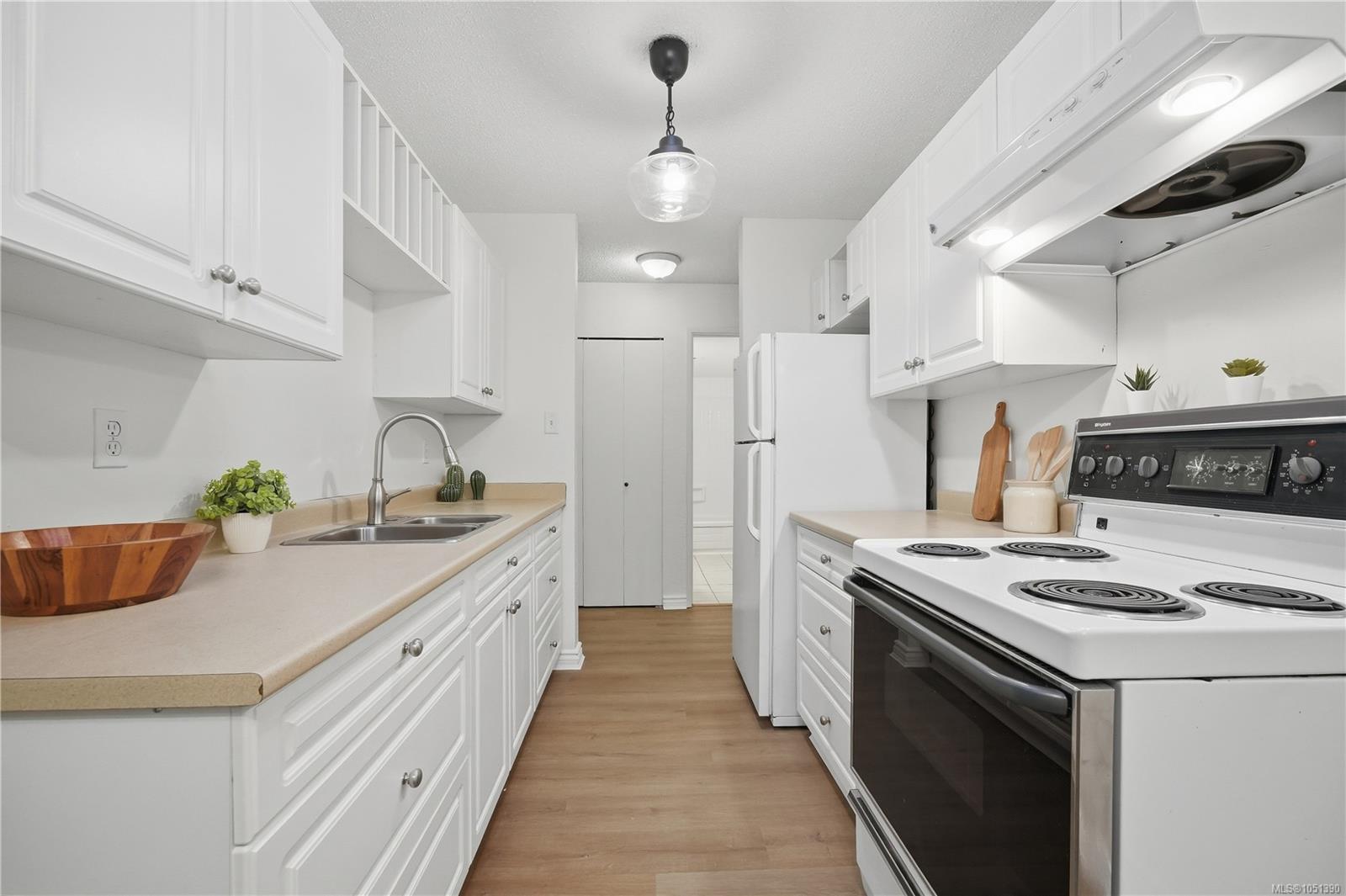 411-909 Pembroke St — listing photo 2 of 33