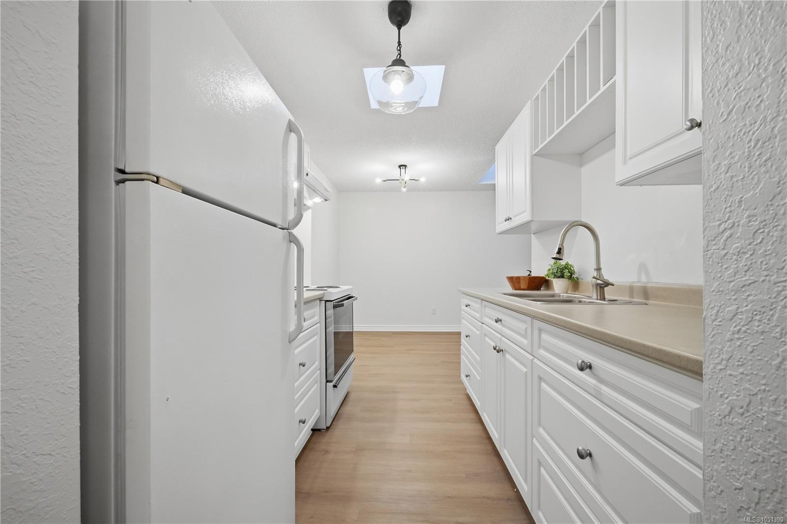 411-909 Pembroke St — listing photo 3 of 33