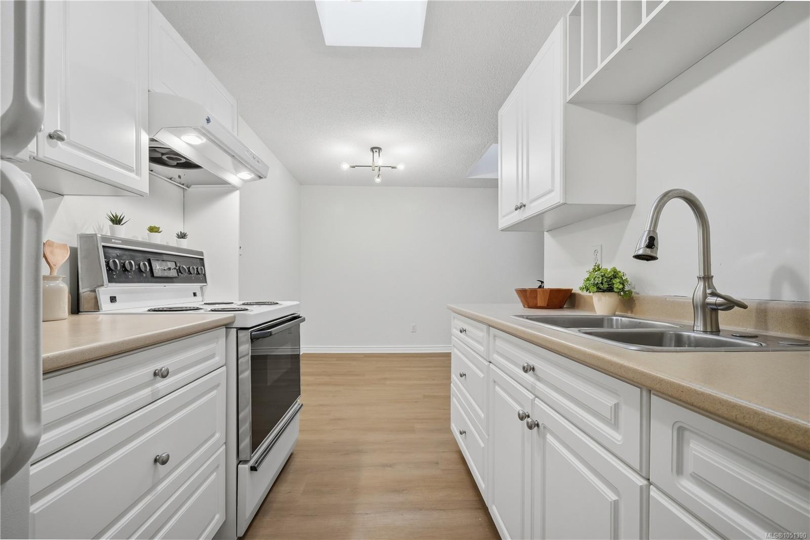 411-909 Pembroke St — listing photo 4 of 33