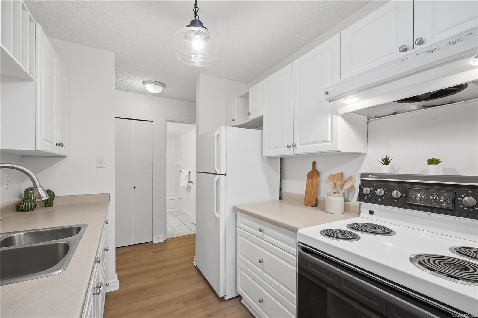 411-909 Pembroke St — listing photo 5 of 33