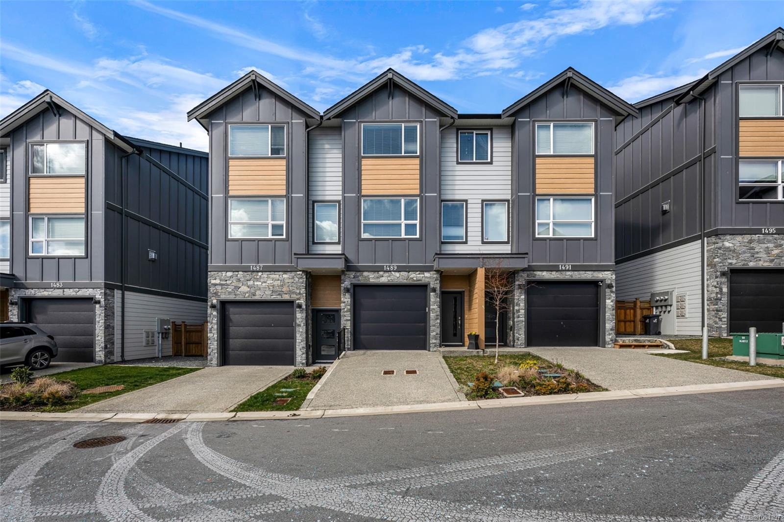1489 Stella Lane — listing photo 2 of 30