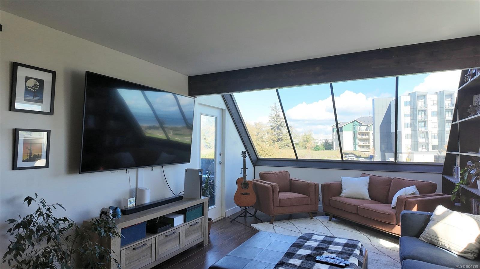 205-2740 Island Hwy — listing photo 3 of 36