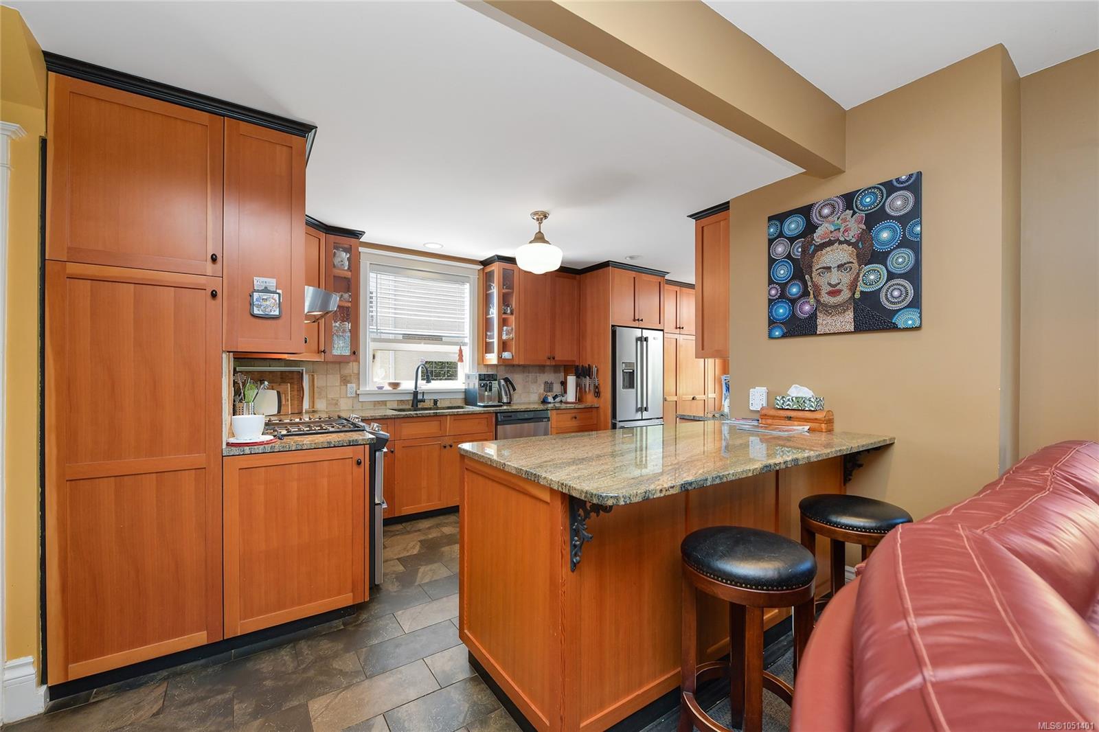 566 Gorge Rd — listing photo 9 of 31