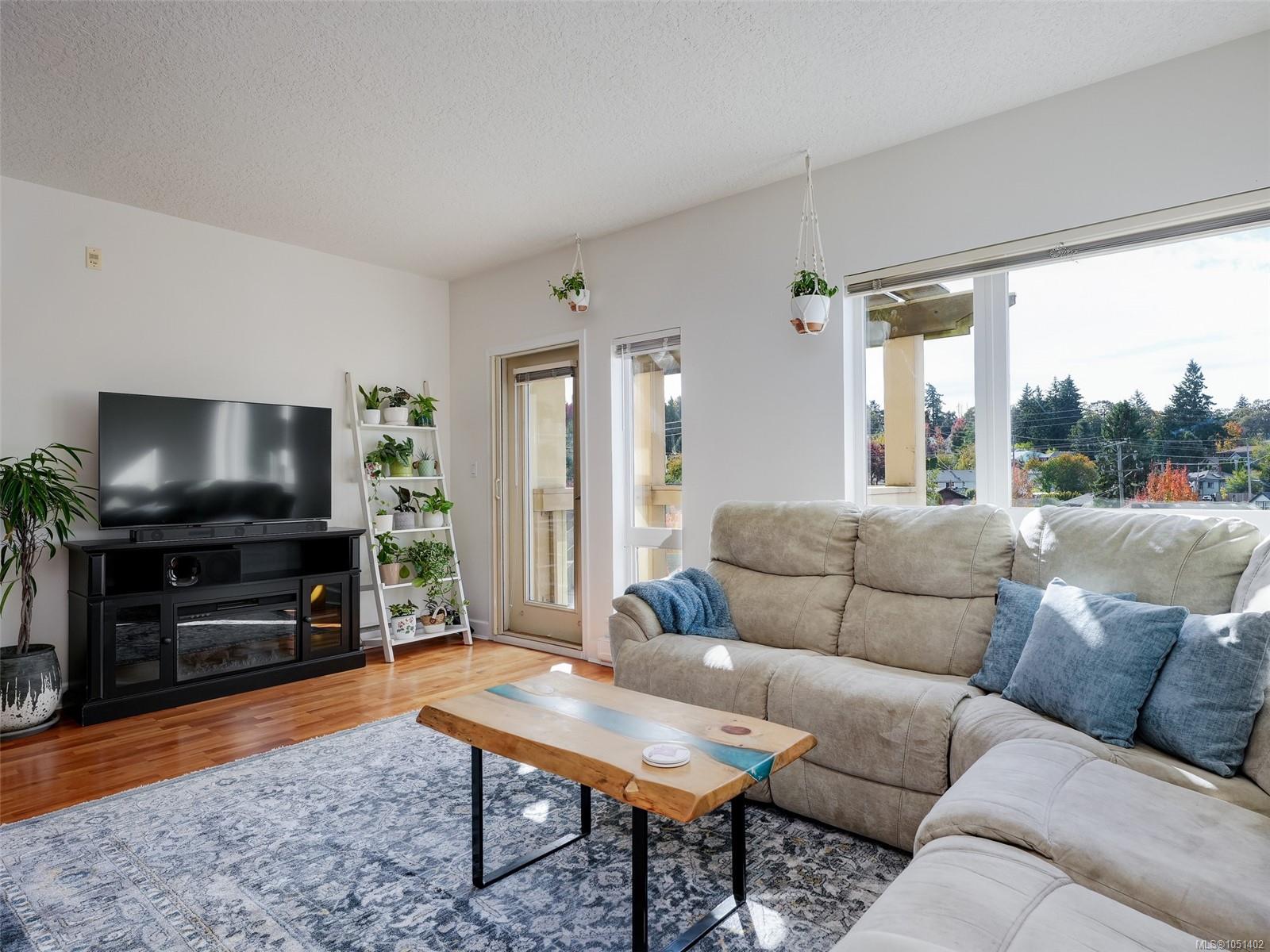 407-1156 Colville Rd — listing photo 4 of 27