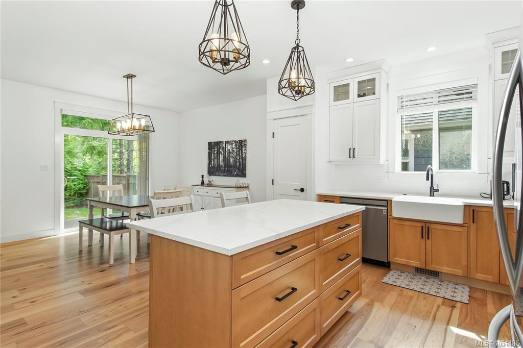 782 Salal St — listing photo 5 of 39