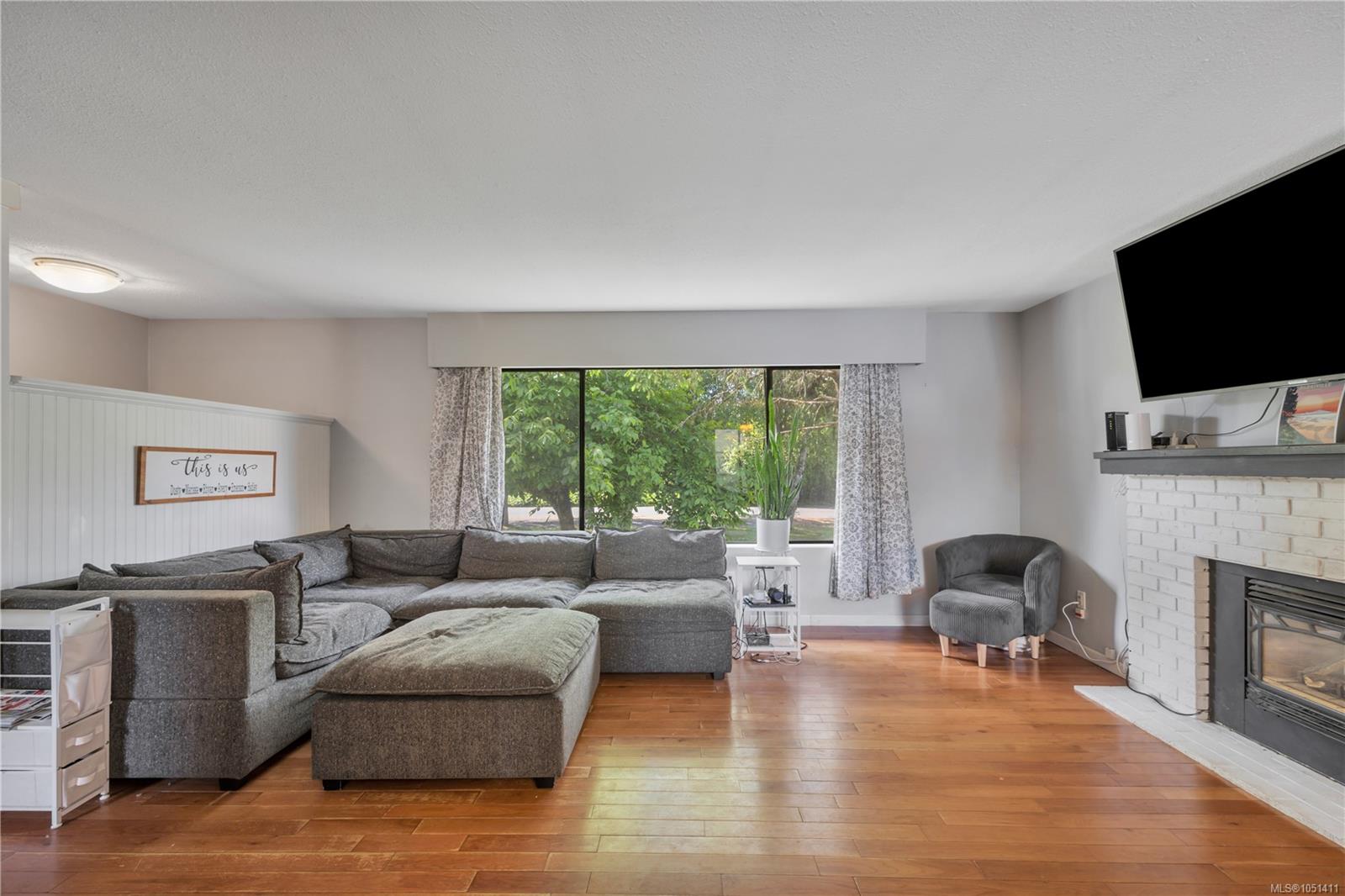 1591 Sharon Pl — listing photo 5 of 22