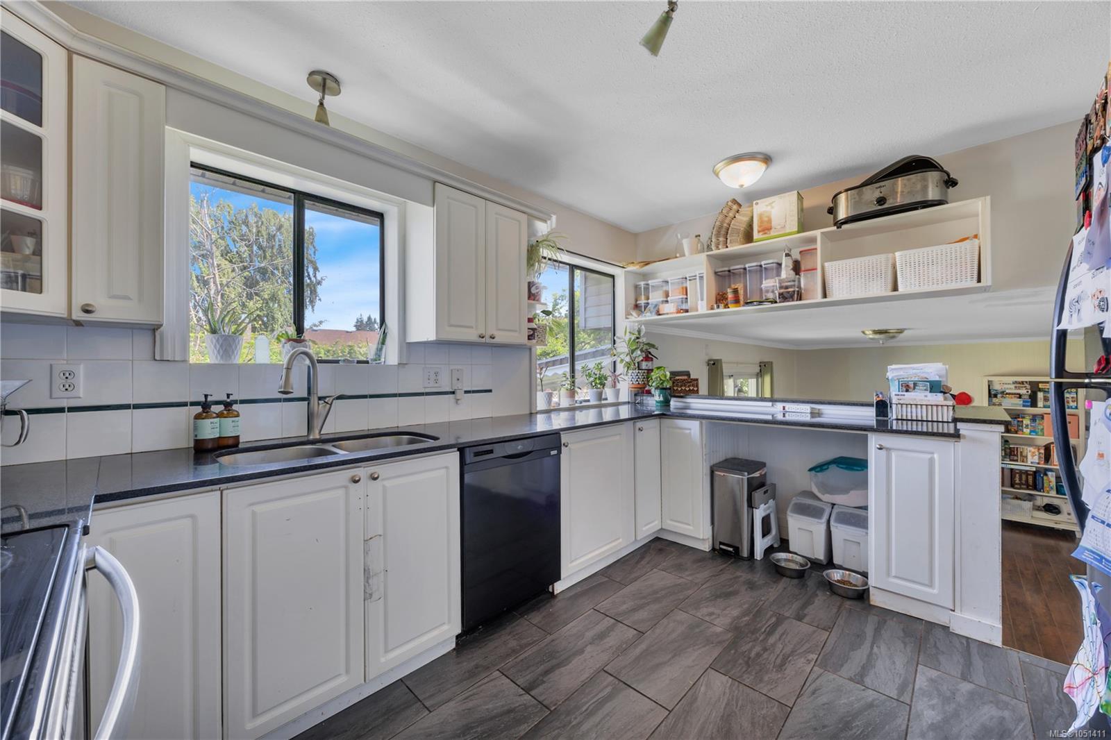 1591 Sharon Pl — listing photo 8 of 22
