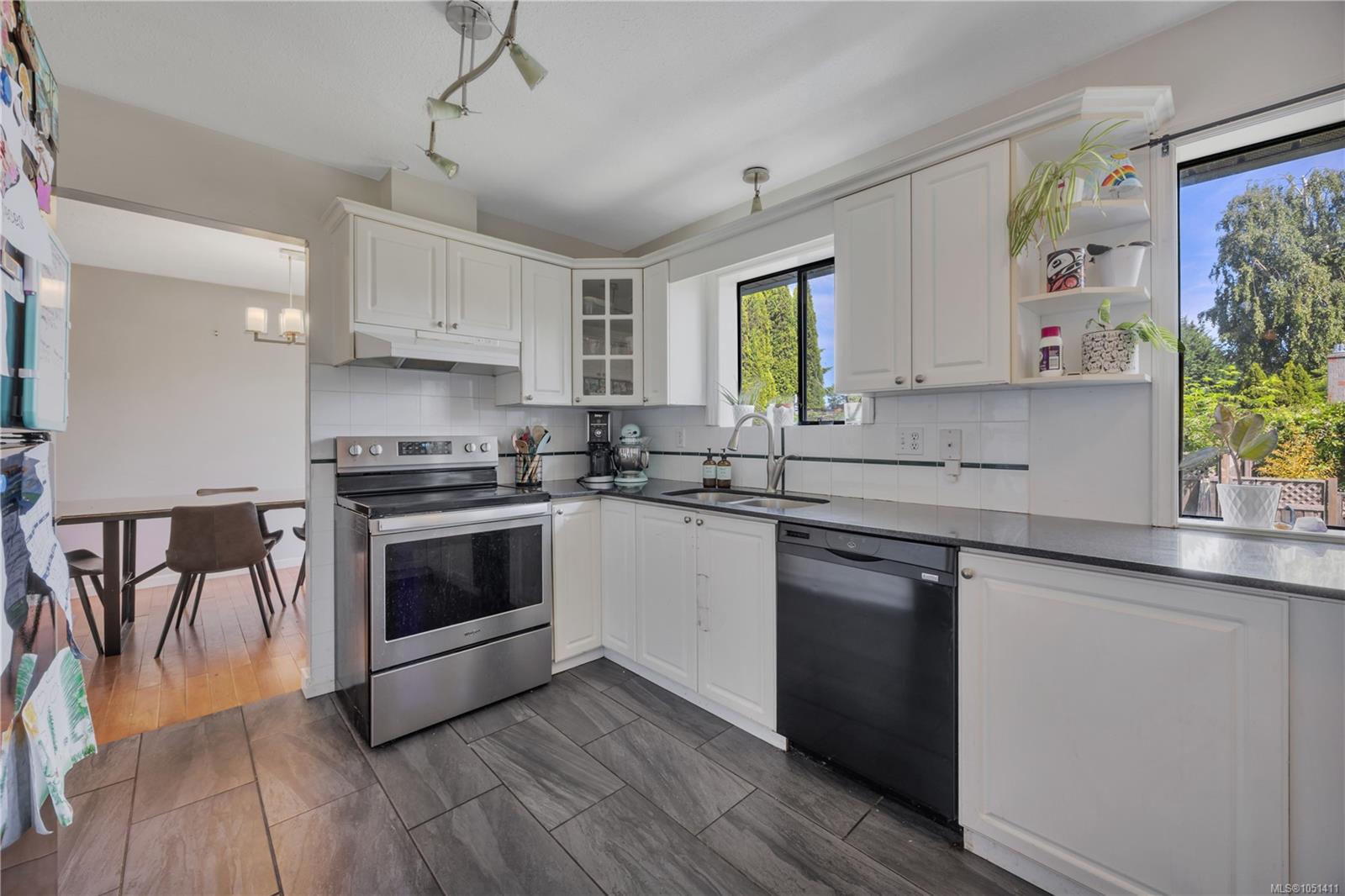 1591 Sharon Pl — listing photo 9 of 22