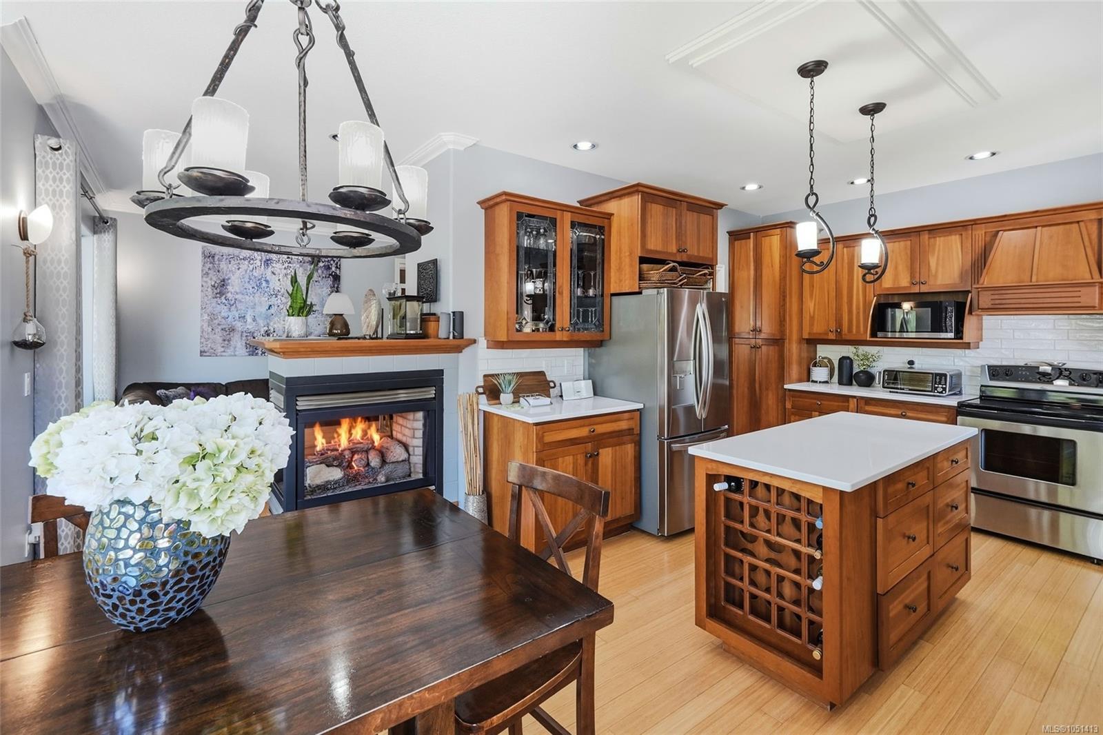 3712 Cavendish Blvd — listing photo 4 of 64