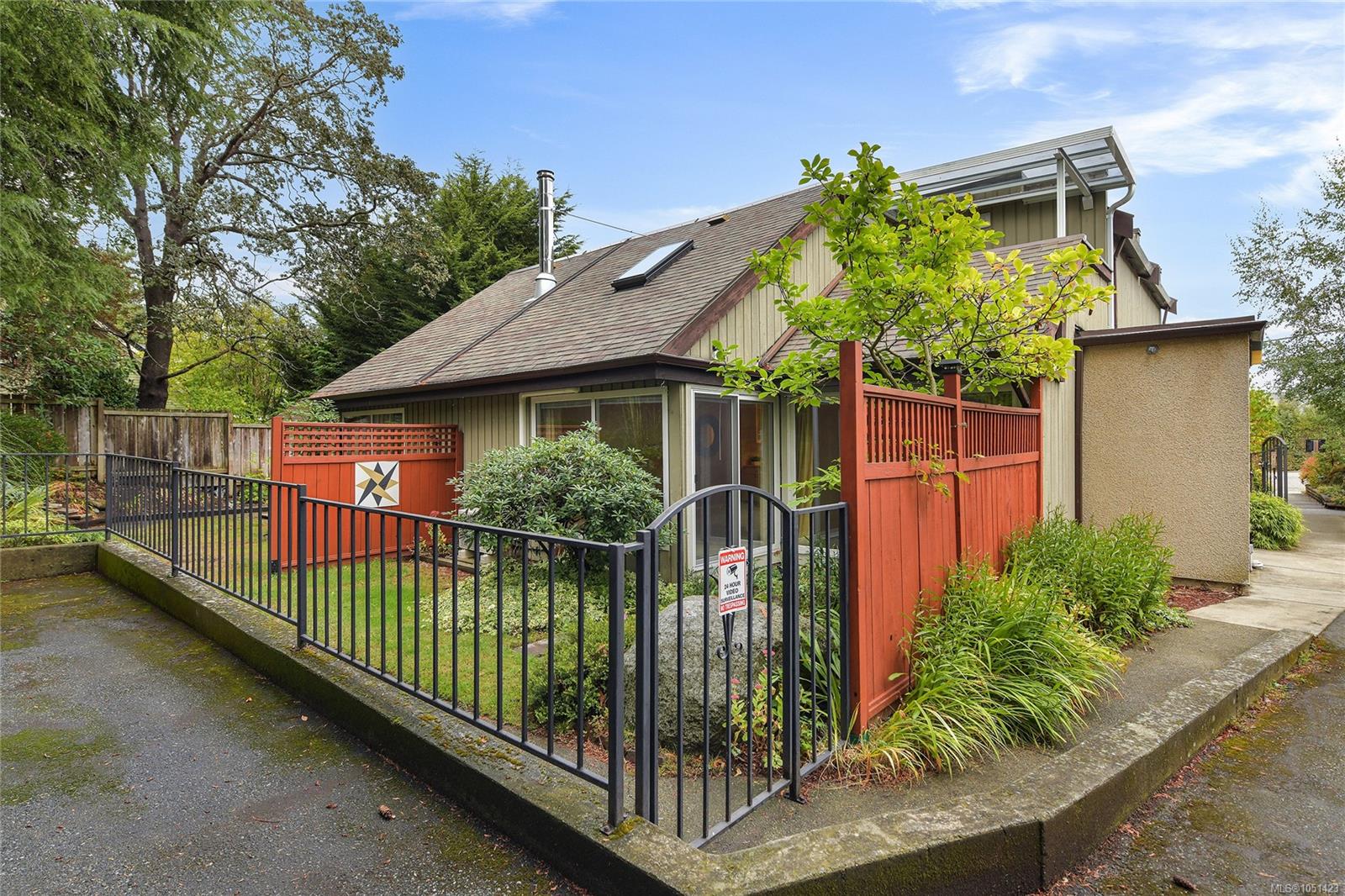 2310 Fernwood Rd, Victoria
