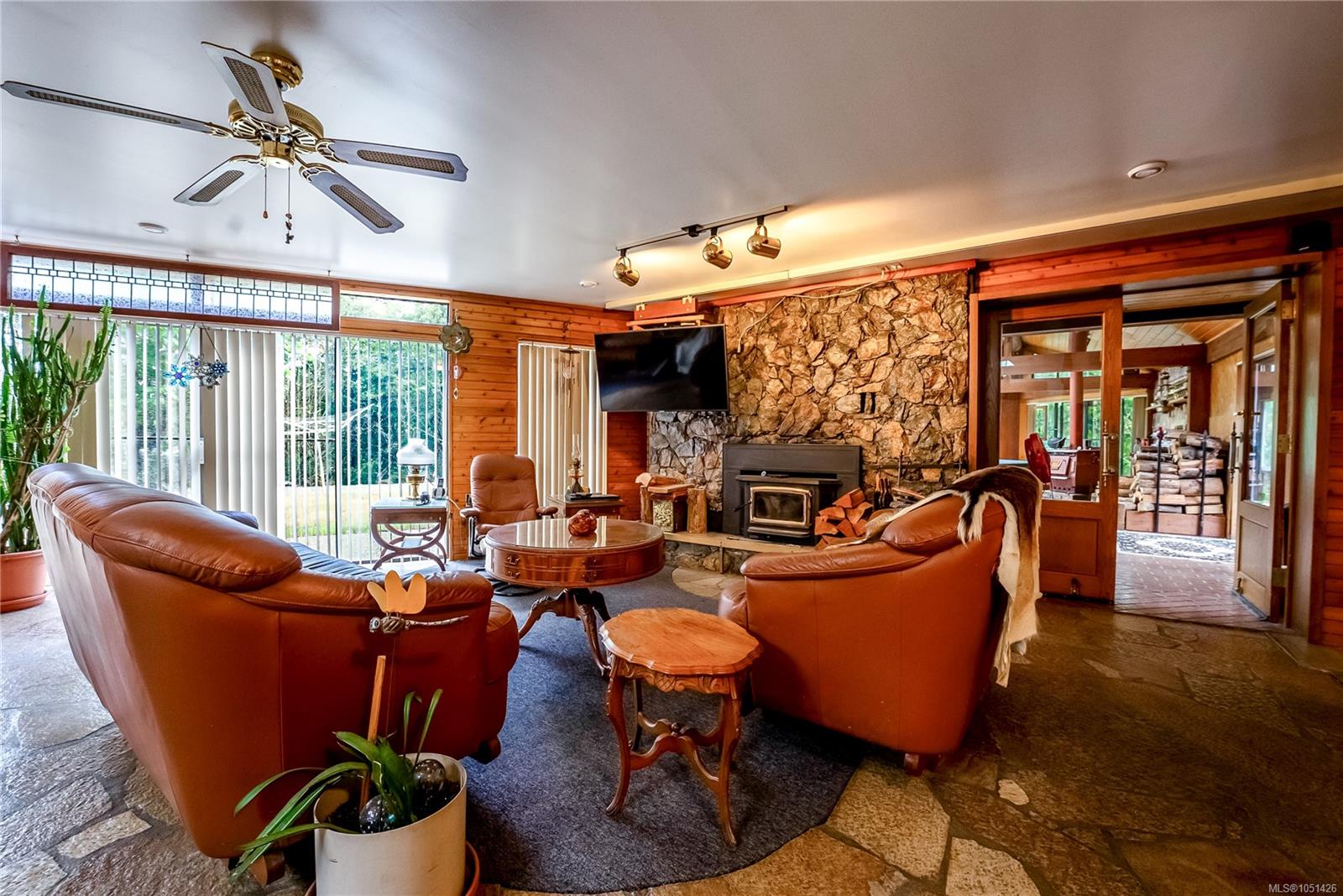 1698 Millstream Rd — listing photo 3 of 38
