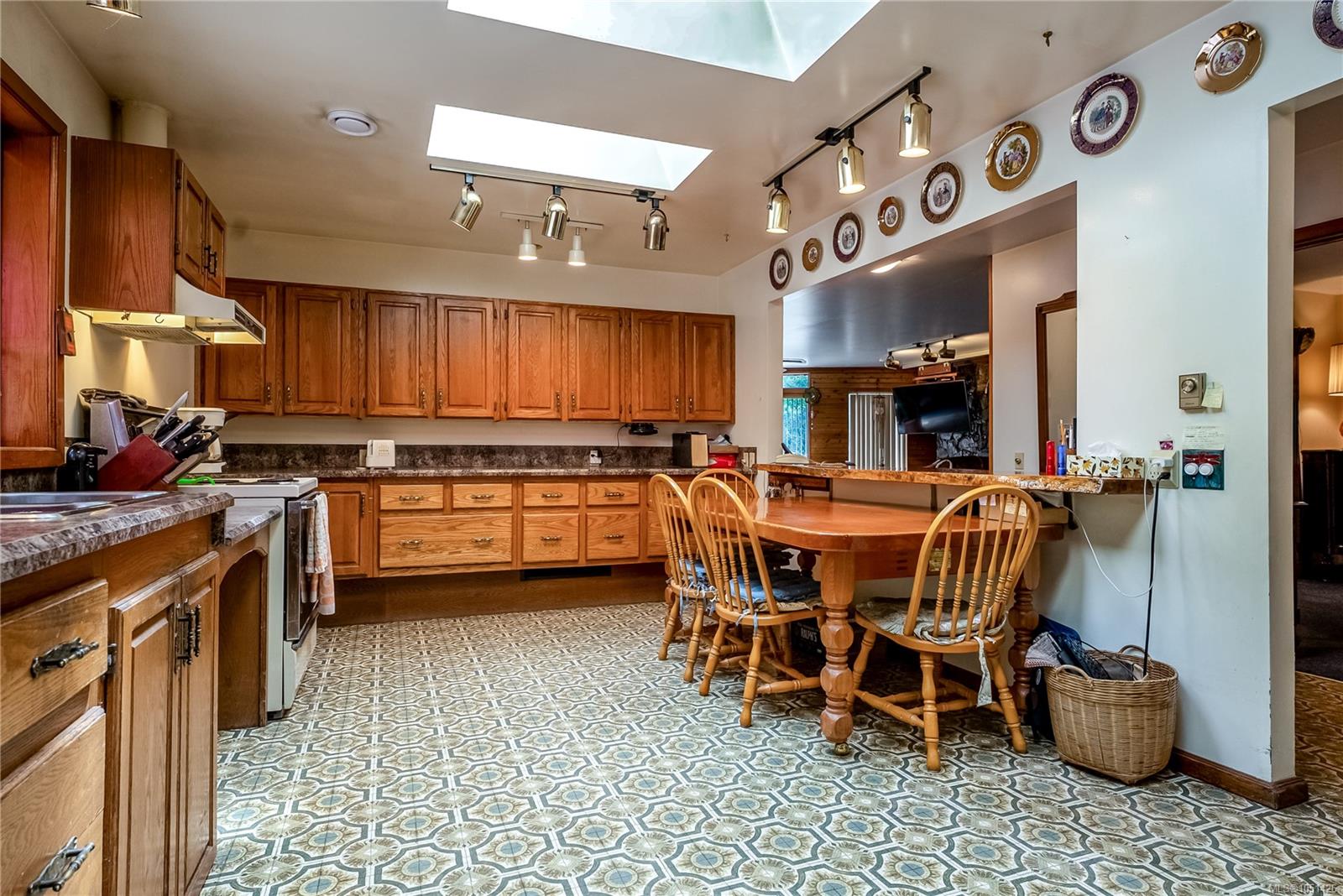 1698 Millstream Rd — listing photo 6 of 38