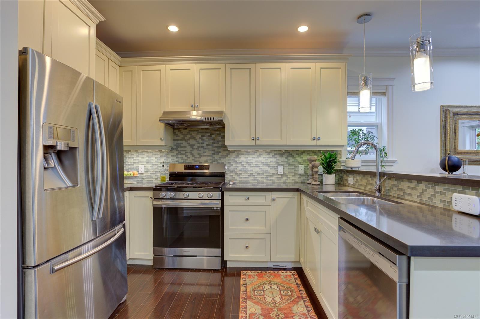 3706 Cornus Crt — listing photo 7 of 43