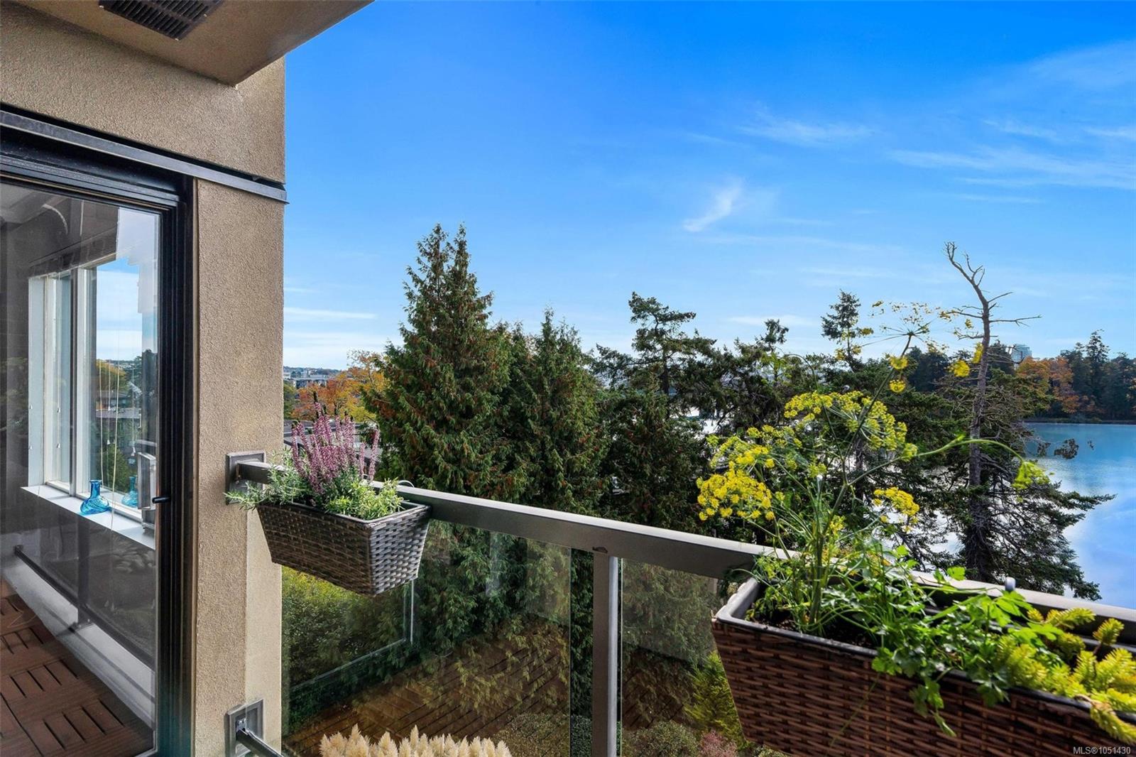 403-105 Gorge Rd — listing photo 11 of 38