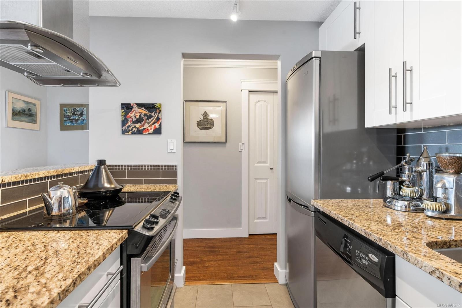403-105 Gorge Rd — listing photo 14 of 38