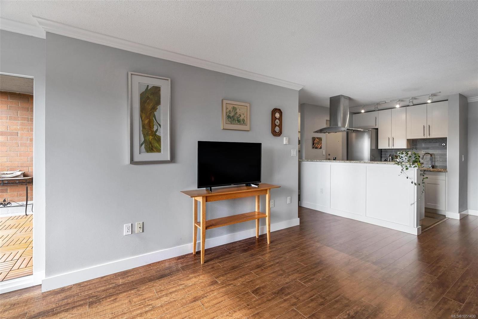 403-105 Gorge Rd — listing photo 7 of 38