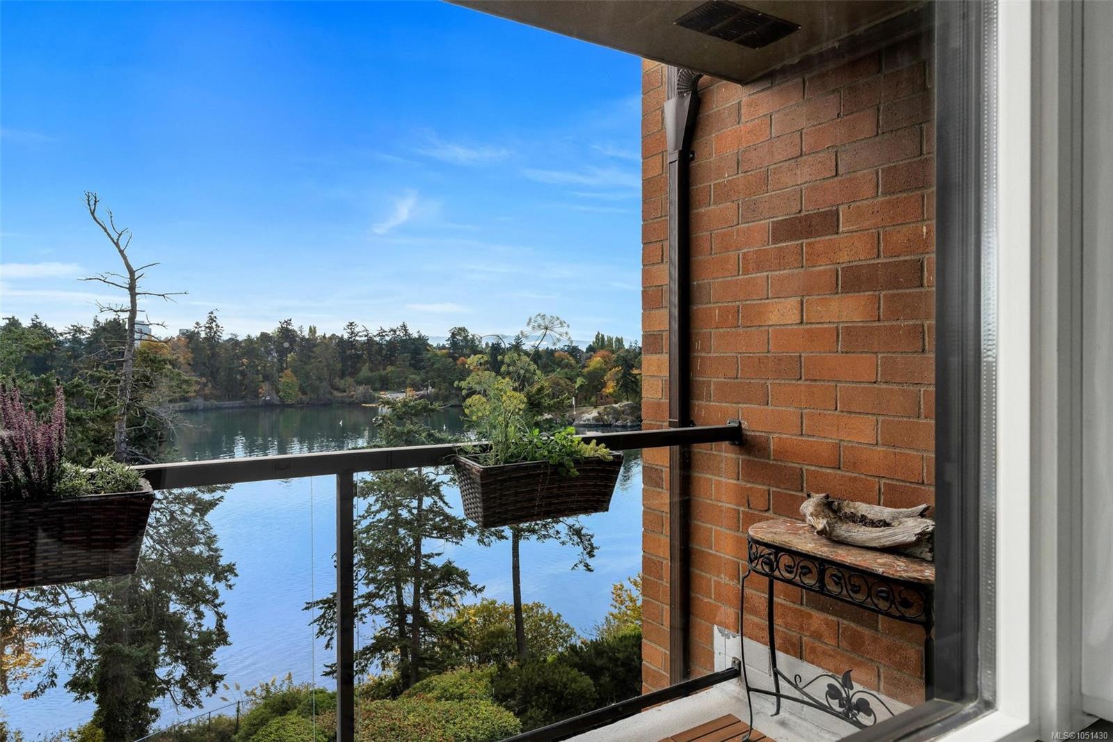 403-105 Gorge Rd — listing photo 10 of 38