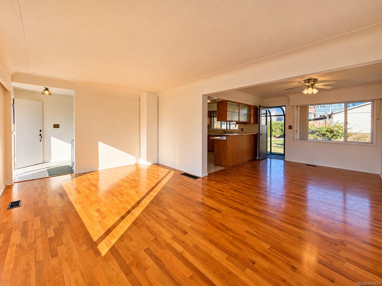 2433 5th Ave — listing photo 6 of 66