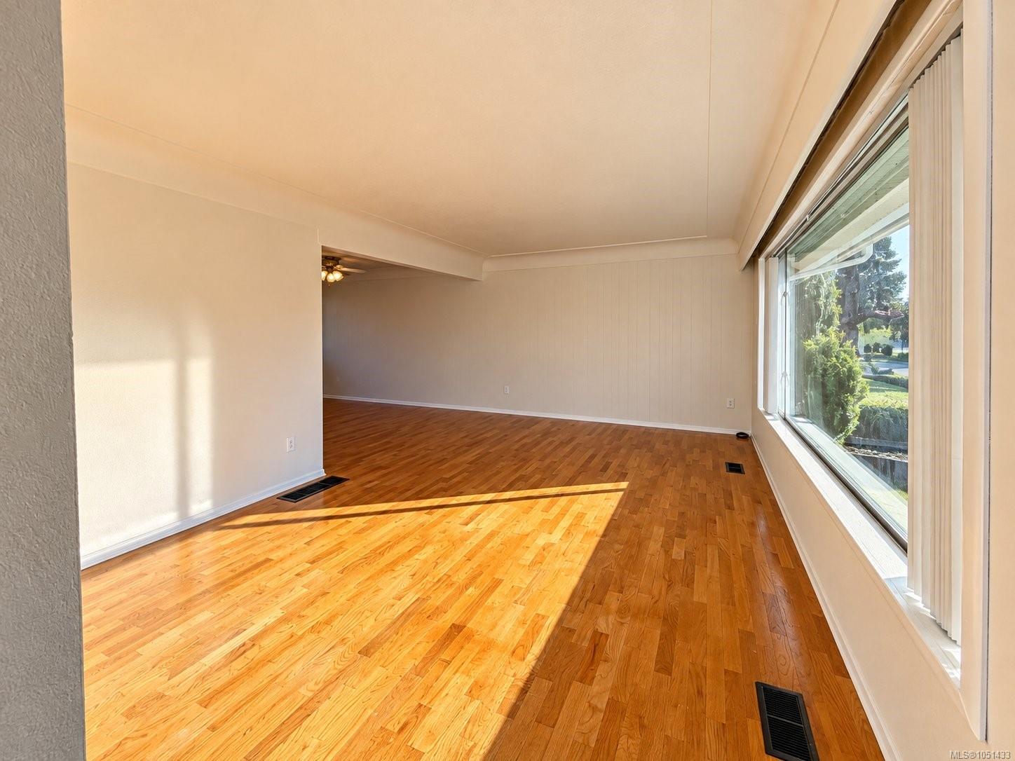 2433 5th Ave — listing photo 7 of 66